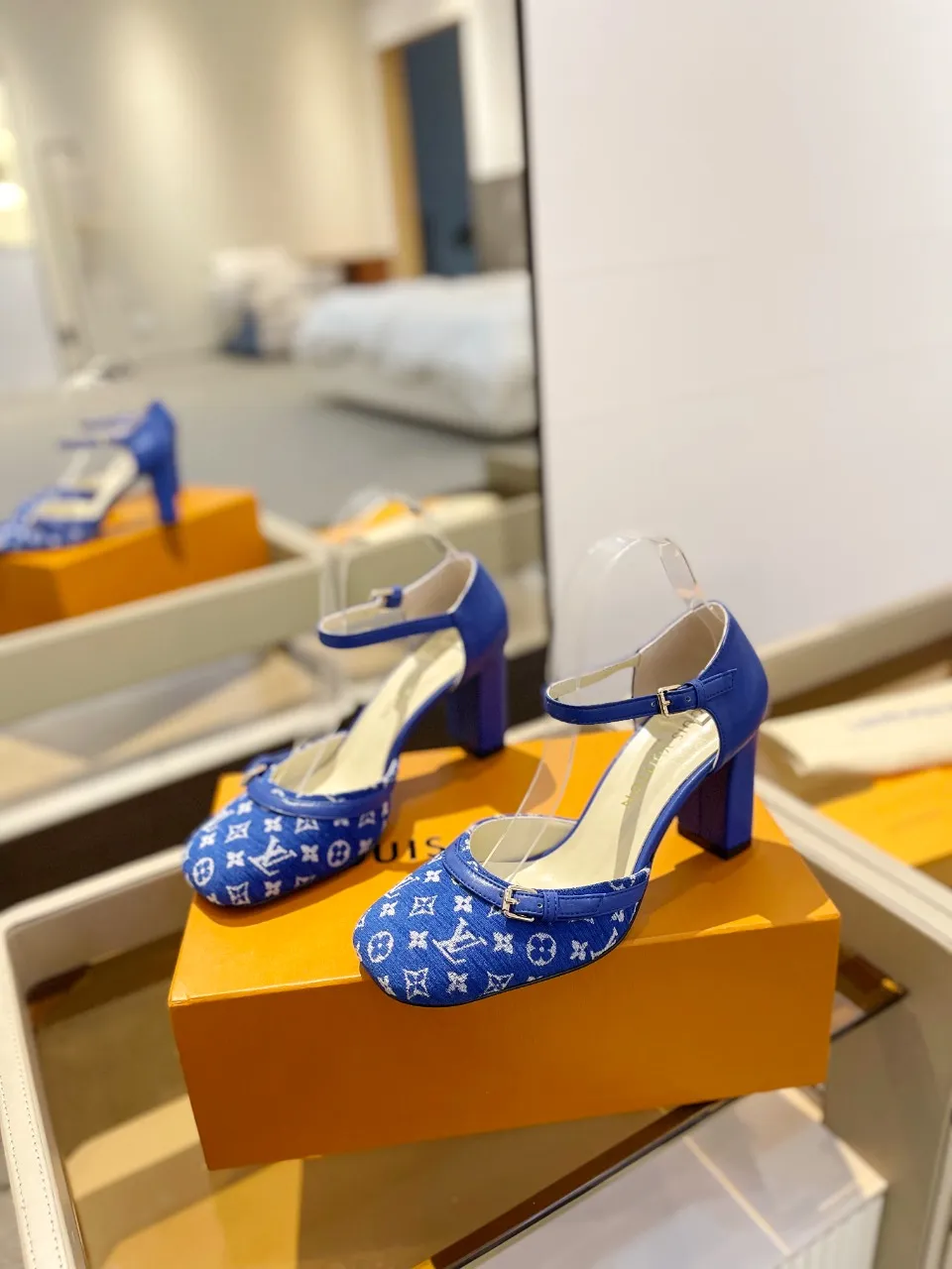 👟👟Ex-factory price 640👟👟 2024 latest L✔ The latest catwalk style slippers from L✔ Home counters, official website series updated simultaneously, perfect last + LV new element button design, full of femininity, noble temperament, original reverse mold last, ultimate 1:1 shape, high-end quality, imported high-end fabrics showing exquisite texture! Fabric: LV denim Lining: high-quality soft sheepskin lining Feet: imported goatskin Customized A-grade high-density private mold outsole, luxurious packaging! 8 cm thick heel Size: 34-42, (34, 40, 41, 42 customizations are non-refundable)